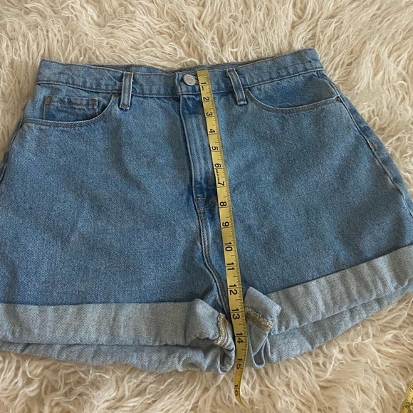 Urban Outfitters BDG Mom High Rise Light Wash Denim Jean Shorts, size 30W - Picture 9 of 9
